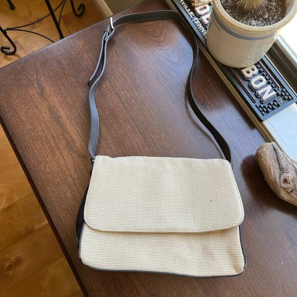 Liz Claiborne Handbags - Vintage Liz  Claiborne - classic woven cream leather foldover shoulder bag purse